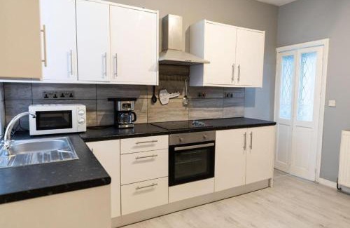 Barnsley House | 2 bedroom Cossy Detached Property