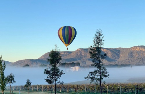 Pokolbin Ski Chalet | 2 Bedroom Cottage overlooking the Vineyard