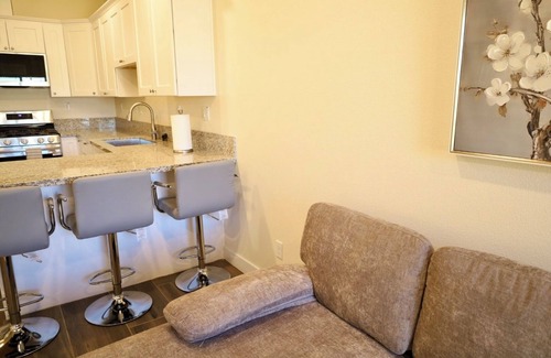 Arlington Apartment | 2-bedroom guesthouse in Riverside. Centrally located near CBU,Parkview and 91fwy