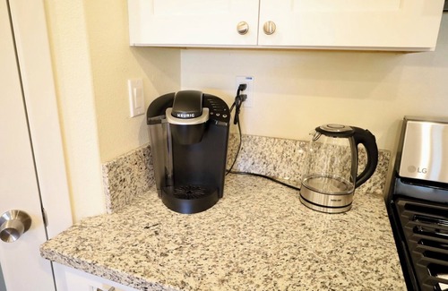 Arlington Apartment | 2-bedroom guesthouse in Riverside. Centrally located near CBU,Parkview and 91fwy