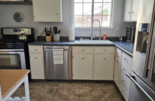 Harbor House | 2-bedroom house in charming Long Beach 7 minutes from Long Beach Airport.