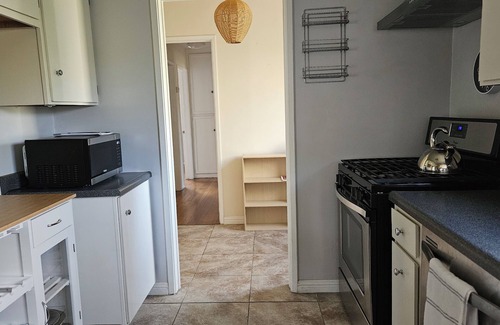 Harbor House | 2-bedroom house in charming Long Beach 7 minutes from Long Beach Airport.