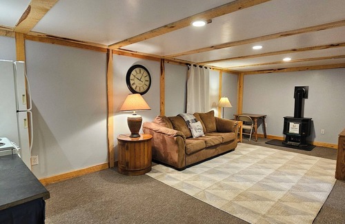 Custer House | 2 Benches Cottage in Custer by Mount Rushmore