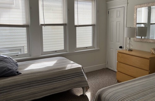 Ventnor City Apartment | 2 blocks to beach, spacious, spread out, 2 BR