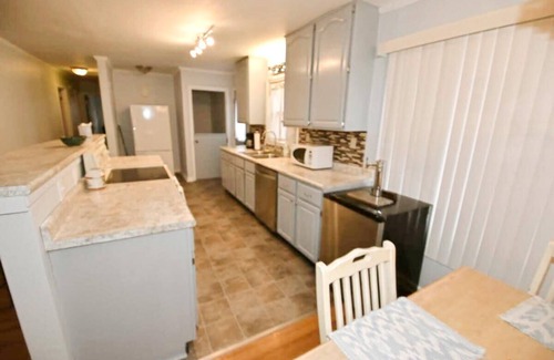 Wooded Estates House | 2 blocks to ND! 4 bedroom 2 bath home(1217)