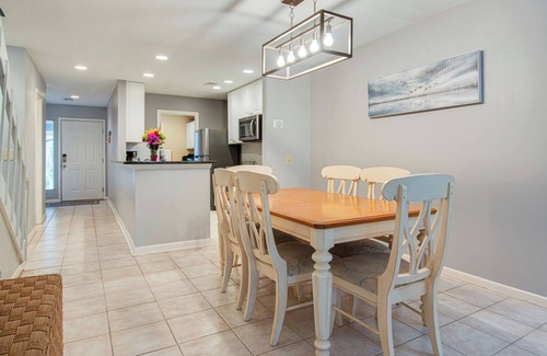 Shipyard Plantation Villa | 2 BR/2 BA condo-pool view|7-10 min. walk to beach|pet friendly