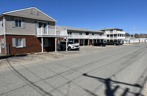 Hampton Condo | 2 BR CONDO 2 MIN. WALK TO OCEAN/BEACH