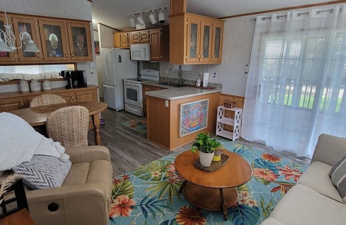 Elberta House | 2-BR Getaway w/HUGE screened porch, Golf Cart, Pool, & Boat Ramp near Wolf Bay