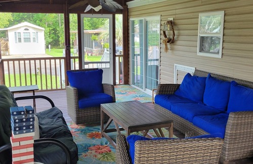 Elberta House | 2-BR Getaway w/HUGE screened porch, Golf Cart, Pool, & Boat Ramp near Wolf Bay