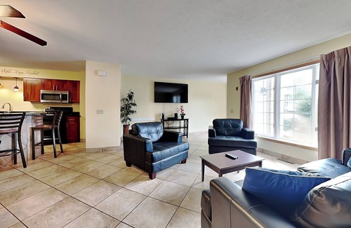 Put-in-Bay Condo | 2 BR Pool View Unit - Updated Put-in-Bay Condo - Only Steps from Lake Erie C4