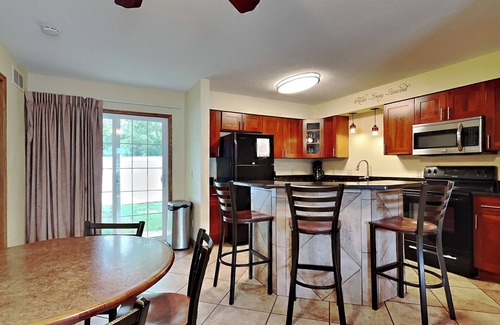Put-in-Bay Condo | 2 BR Pool View Unit - Updated Put-in-Bay Condo - Only Steps from Lake Erie C4