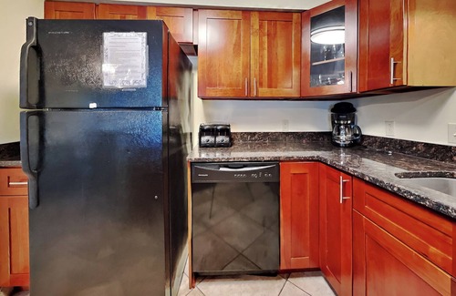 Put-in-Bay Condo | 2 BR Pool View Unit - Updated Put-in-Bay Condo - Only Steps from Lake Erie C4