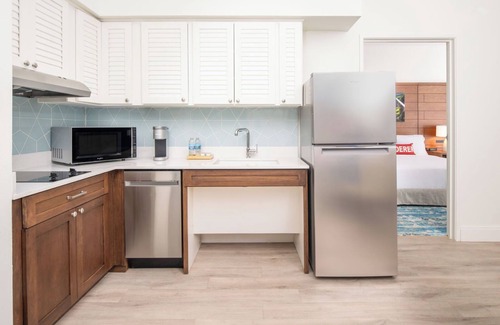 Park Shore Hotel | 2 Comfortable Pet-Friendly Family Suite with Pool