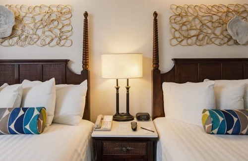 St. Pete Beach Hotel | 2 Comfortable Rooms By The Beach, Parking, Swimming Pools!
