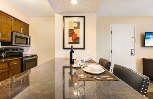 Biggs Field Hotel | 2 Comfortable Units – Pool, Kitchenette & Free Breakfast