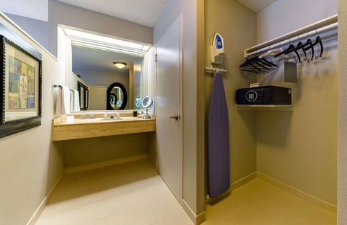 Downtown Miami Hotel | 2 Connecting Suites at a 4⭐️ Hotel