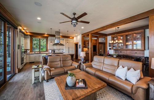 McCall House | 2 Homes - Lakefront Private Dock Near Shore Lodge