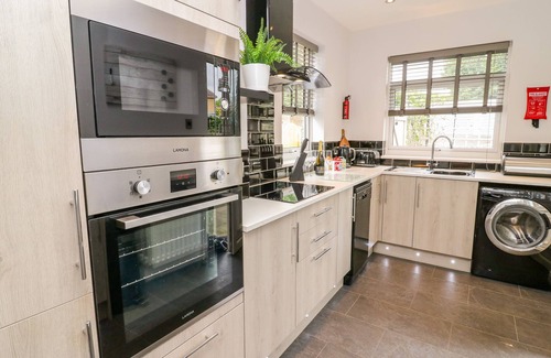 Settle House | 2 INGS AVENUE, pet friendly, with a garden in Settle