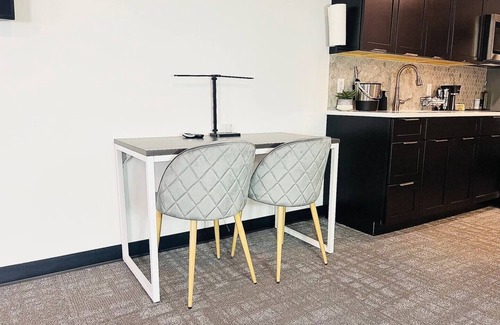 Sandusky Hotel | 2 King Beds By Cedar Point Sports Force Sleeps 6!