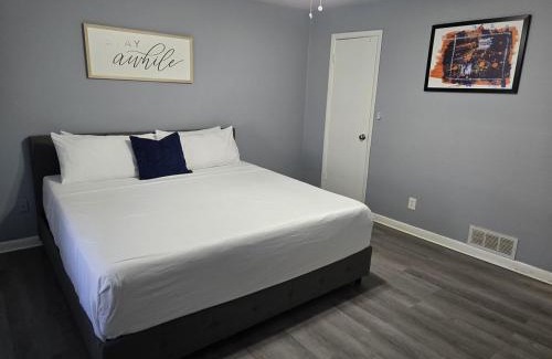 Forest Park Apartment | 2 King Beds Near Airport - The Silver Hideaway