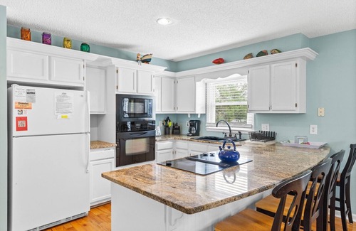 Tranquil Harbour Cottage | 2 Lil' OKI's/223 NE 60th Street - Coastal Vacation Resorts