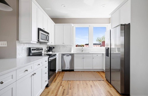 Cannonborough Elliotborough Villa | 2 Luxury Houses w/Patios | 1 Block from King St