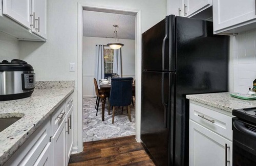 Meadowbrook Apartment | 2 Master Suites w/ King Beds | Safe Community