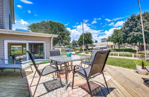 Oshkosh House | 2 Mi to Dtwn Oshkosh Canal-Front Family Getaway!