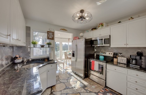 Hummelstown House | 2 Mi to Hersheypark: Group Getaway w/Deck