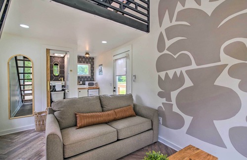 Starkville Apartment | 2 Mi to MSU: Chic Tiny Home Retreat!