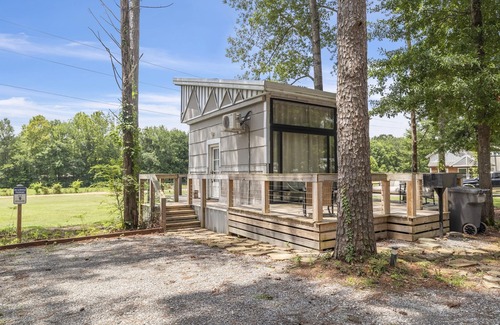 Starkville House | 2 Mi to MSU | Tiny Home w/Deck + Forest Views