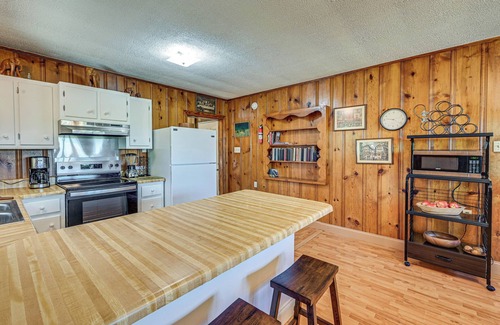 Oak Grove House | 2 Mi to Oak Grove Racing & Gaming: Home on 1 Acre