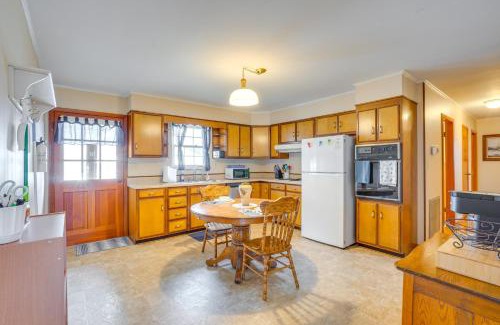 Etowah House | 2 Mi to Town Rustic East Tennessee Home!