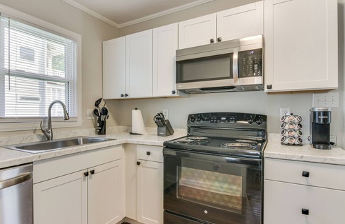 Biddleville Cottage | < 2 Mi to Uptown Charlotte: Home w/Large Yard!