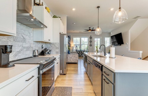 Chosewood Park House | 2 Mi to Zoo Atlanta: Modern Townhome w/Balcony