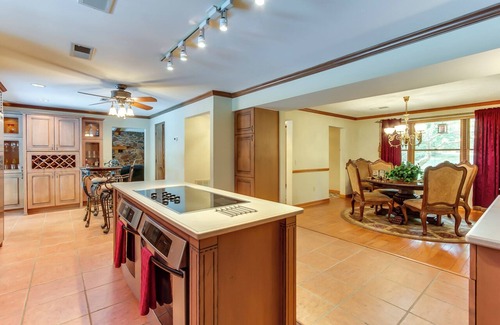 Seneca House | 2 Miles to Clemson Football!