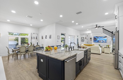 Apollo Beach House | 2 Million $ Villa Heated Pool w/Luxury Spa 6BR & 6BR Waterfront by Canal