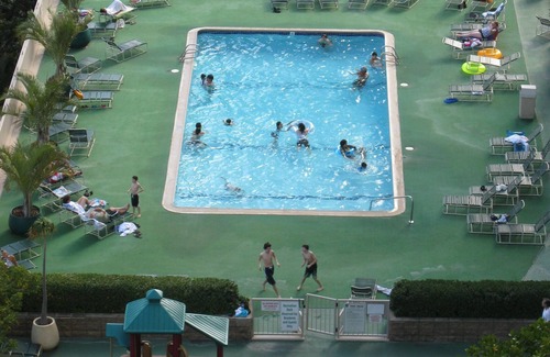 Diamond Head - Kapahulu - St. Louis Condo | 2 min walk to the beach/Parking , Kitchen , Pool