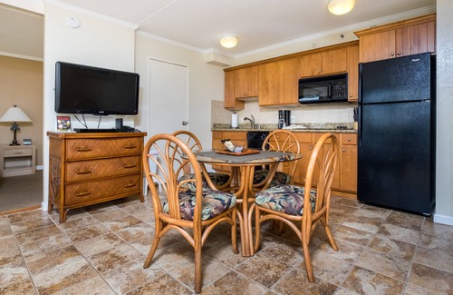 Waikiki Apartment | 2 min walk to the beach/Parking , Kitchen , Pool