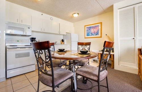 Waikiki Apartment | 2 min walk to the beach/Parking , Kitchen , Pool