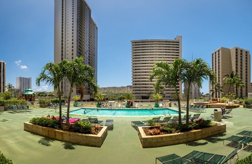 Waikiki Apartment | 2 min walk to the beach/Parking , Kitchen , Pool