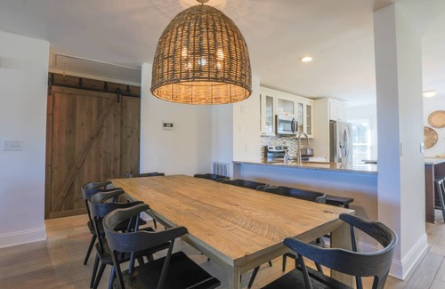 Isle of Palms House | 2 Mins to Beach! Community Pool, Boardwalk & Pickleball Ct. Walk to Grocery, Restaurants & Shops!