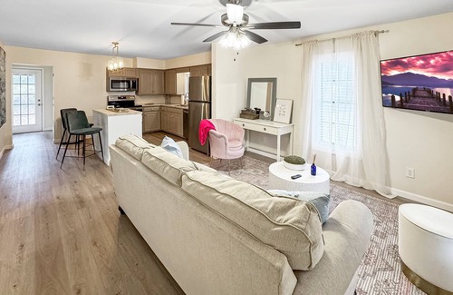 Tupelo House | 2 minutes from Elvis's Birthplace 5 miles from downtown Tupelo MS.