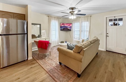 Tupelo House | 2 minutes from Elvis's Birthplace 5 miles from downtown Tupelo MS.