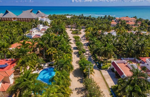 Ejidal Villa | 2 minutes walking to the beach! Family-sized villa with pool and private beach