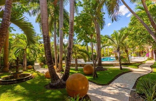 Ejidal Villa | 2 minutes walking to the beach! Family-sized villa with pool and private beach