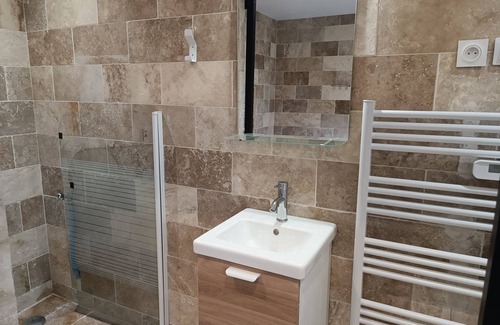 Saint-Pardon-de-Conques Bed & Breakfast | 2-person bedroom with shower room and toilet