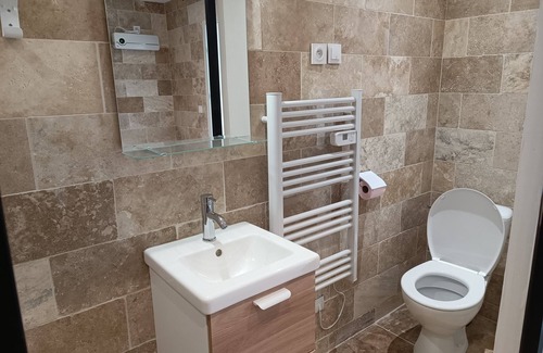 Saint-Pardon-de-Conques Bed & Breakfast | 2-person bedroom with shower room and toilet