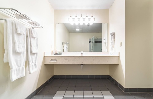 Put-in-Bay Hotel | 2 Queen Lakeview Room