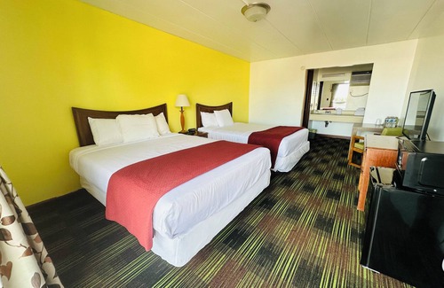 Sandusky Hotel | 2 Queens - 3 Miles to Cedar Point!